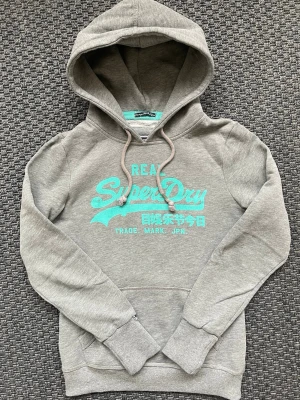 Vintage 2000s SuperDry Hoodie JPN (Limited edition) - Säljer nu denna sjukt snygga och sällsynta vintage 2000s hoodie från Superdry! Perfekt passform och en både unik och stilren färg😊 Säljs ej längre i butik och är ur en limiterad upplaga och hoodien är därav mycket eftertraktad 🤩Storlek S och passar true to size 🙌Skriv vid funderingar🤝