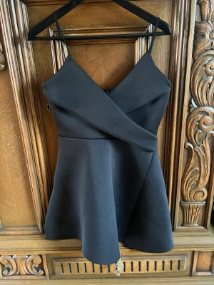 Klänning - Den har scubatyg typ och sitter som en A-linjeformad kjol (skitsnygg). Passar bra som S