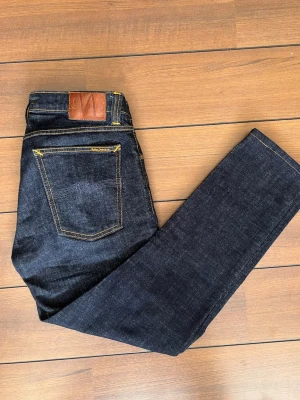 Nudie 31/31 - Säljer ett par snygga nudie jeans i utmärkt skick utan skador eller några defekter! :) Dem har en slim passform. Tveka inte at höra av dig vid frågor! Kolla in min profil för fler snygga plagg.