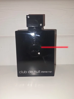 Club de Nuit Intense Man edp - Club de Nuit Intense Man edp. Flaskan är 200 ml och mängd som är kvar syns på bildeb.