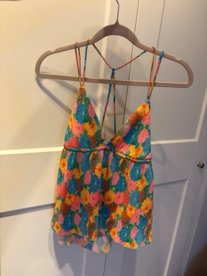 Sött färgglad topp - Söt färgglad topp med jätte cool och unik rygg🥰