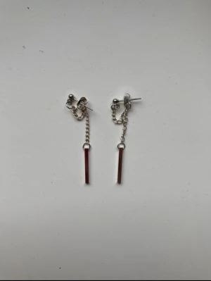 Örhängen silver - Inte använda, jag köpte från Plick där prislappen var på men de har inte använts sen dess.