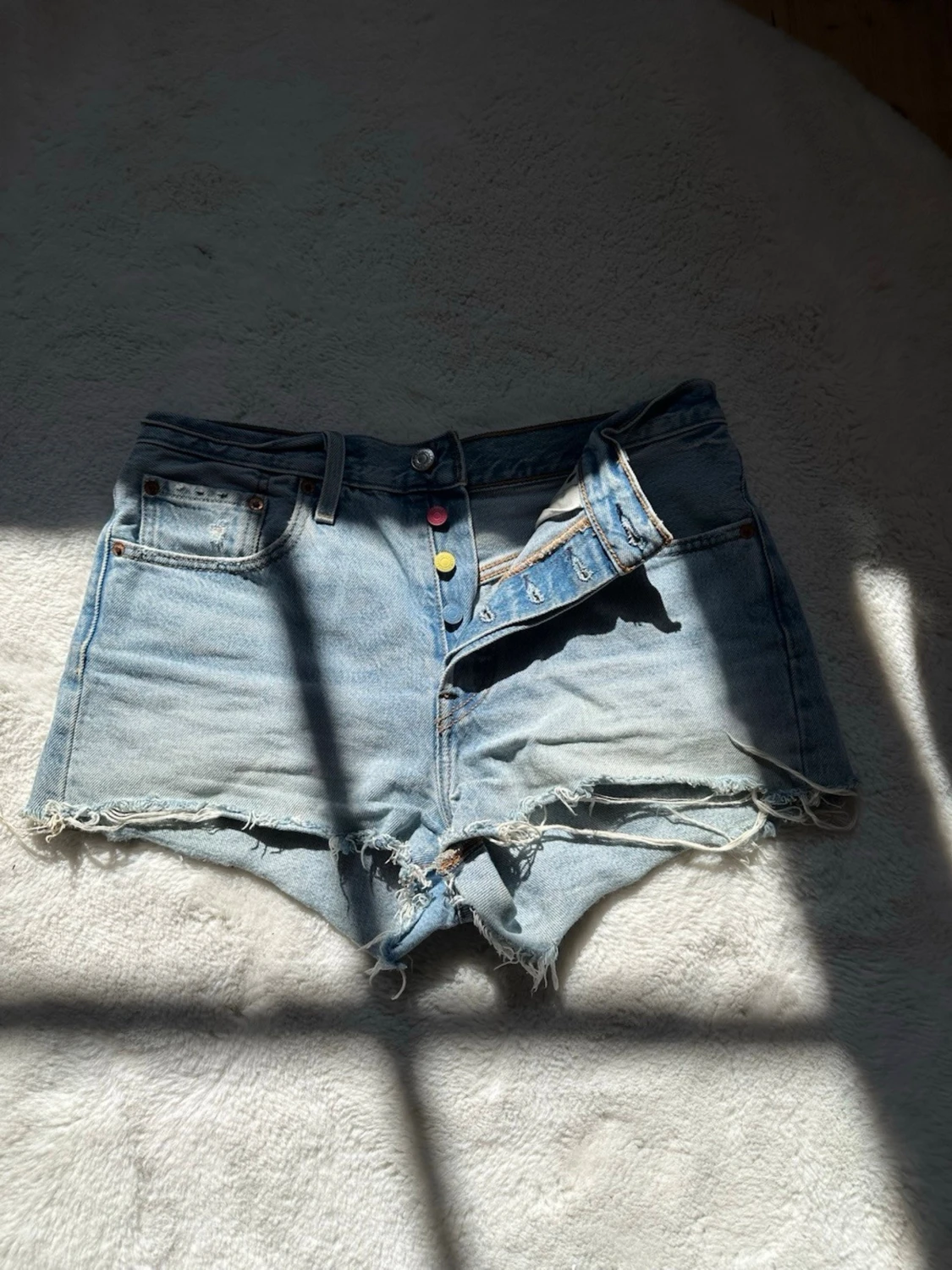 Ljusblåa högmidjade jeansshorts - 1