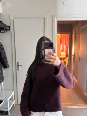 Vinröd stickad tröja - Mysig vinröd stickad tröja med rund hals och långa ärmar. Tröjan har en enkel, klassisk design utan mönster och är ribbstickad vid hals, ärmslut och nederkant. Tröjan har små nopprar men använd fåtal gånger. Skriv gärna för mer information 💕