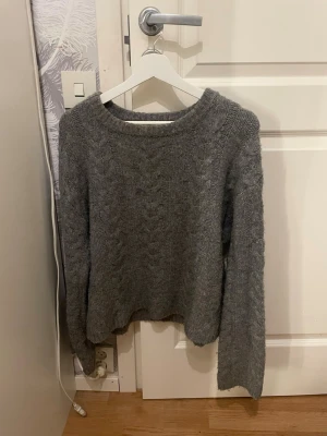 Grå tröja - Kommer inte till användning längre 