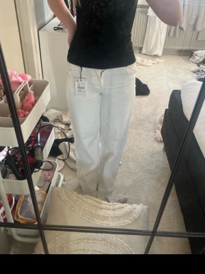 Vita raka jeans från Zara - Säljer ett par jätte fina vita raka jeans från Zara som är helt nya med prislappen kvar då dem inte passade mig , dem är i strl: 156cm