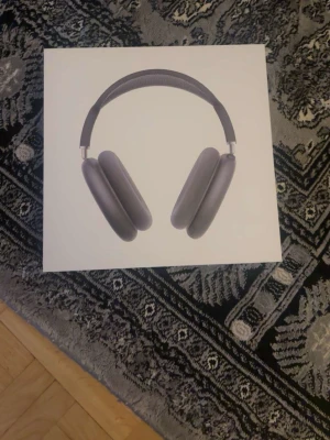 Apple AirPods Max - Säljer ett par Apple AirPods Max i snygg grå färg. Over-ear design med mjuka öronkuddar och justerbart huvudband i mesh. Grym ljudkvalitet, aktiv brusreducering och levereras med Smart Case. Perfekta för musik, film och gaming.