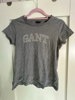 Grå T-shirt från GANT - Grå T-shirt från GANT. Har använt denna ett fåtal per gånger. Skriv om du har några frågor💕