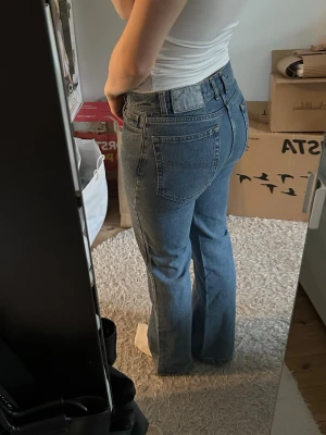 Jeans från Asos - Säljer dessa fina mörkblåa jeansen som är köpta på ASOS. Strl 26/32, 150kr+frakt🫶🏻Knappast använda, super snygga till alla tillfällen! Passar mig i längden som är 161cm.