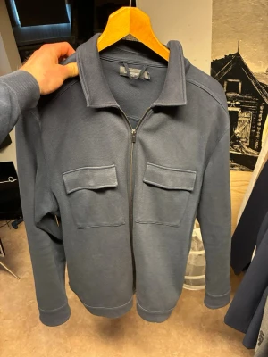 Marinblå Overshirt - Säljer denna overshirt i gött material från dressman då den är för stor för mig just nu och kommer alltså inte till användning, köpt förra året å är riktigt snygg!