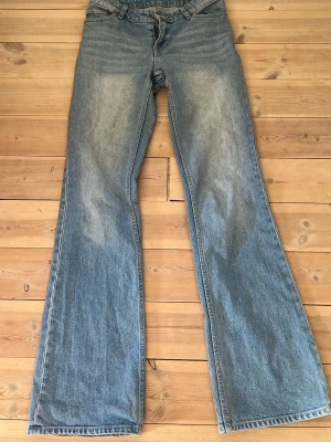 Ljusblå bootcut jeans - Säljer dessa ljusblåa bootcut med mid/low waist från H&M i storlek 32. Passar bra på mig som är 170cm💕Dem är i mycket bra skick!