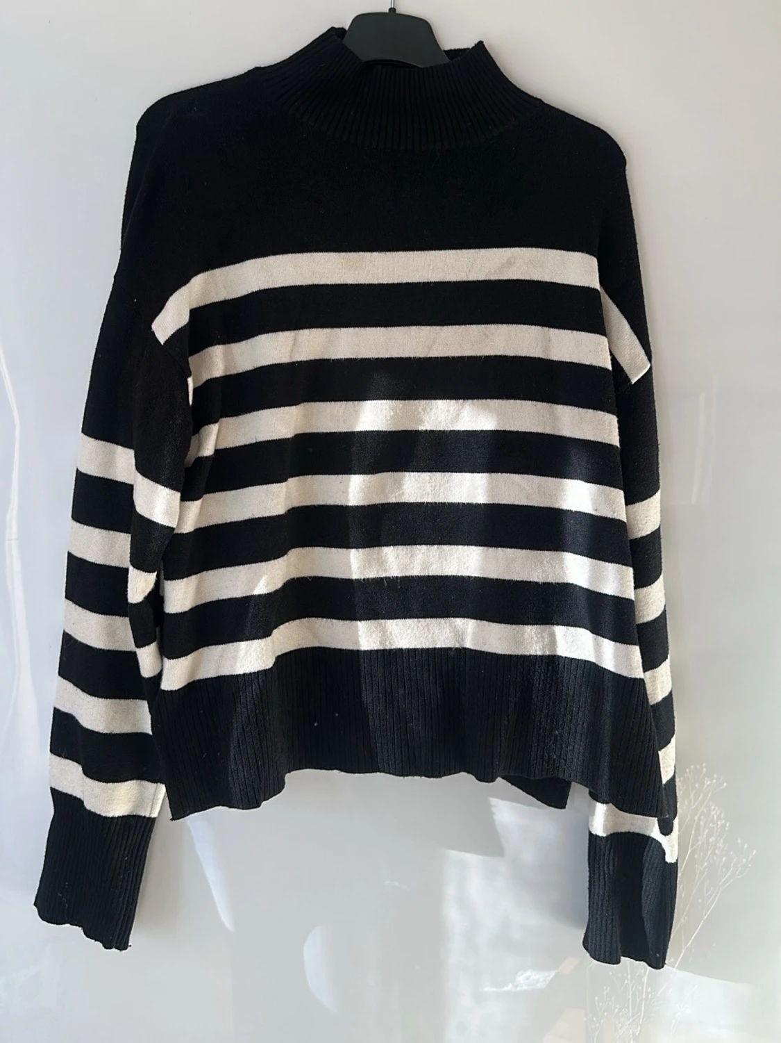 Svartvit randig stickad tröja - 1