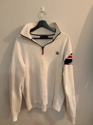 Henri Lloyd stickad half zip – vit – strl XL (passar L) - Plagget är i fint skick utan större anmärkningar.  Storlek: XL Passform: Lite mindre i storleken – passar även L Färg: Offwhite / vit Skick: 8/10  📦 Kan skickas 💬 Hör av dig vid frågor 