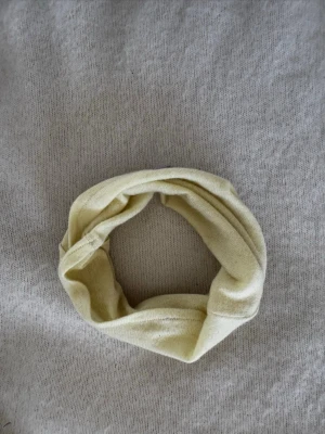 Gul kashmirbuff - Buff gjord på 100% återvunnen kashmir💕💕