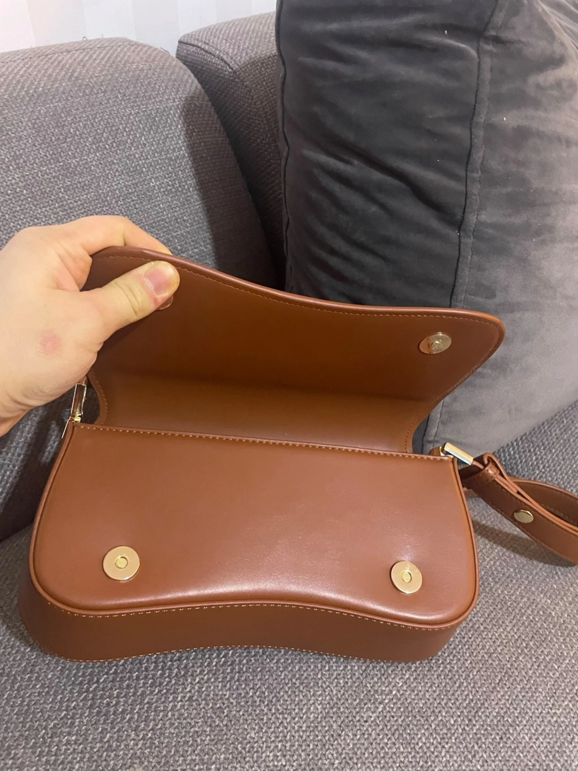 Brun axelremsväska från JW PEI - 4