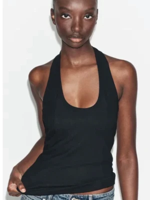 Svart halterneck linnetopp - Snygg svart halterneck topp med djup urringning och smal passform. Perfekt till jeans eller kjol för en trendig look. Tillverkad i mjukt material som känns skönt mot huden.🥰