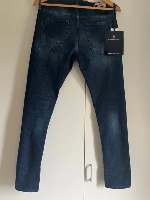 Handpicked jeans - Nya jeans från Handpicked med tvättade detaljer och smal passform. Jeansen har klassisk femficksdesign och etikett bak i midjan. Materialet är mjukt denim som ger en bekväm känsla. Alla tags medföljer.