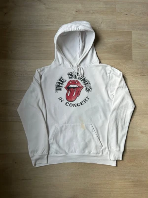 Vit The Rolling Stones Hoodie Storlek M - Fin The Rolling Stones Hoodie i vit färg. Tröjan är i mycket bra skick, tyvärr en fläck(SE SISTA BILD) och sparsamt använda. |  Äkta som allt annat jag säljer! ✅ |  Storlek: M | Skick: Mycket Bra Skick - En fläck, SE SISTA BILD | Färg: vit | Märke: The Rolling Stones | Modell: Hoodie |  Hör gärna av dig vid frågor så svarar jag så fort jag kan! 😁|   (SKU - 76)