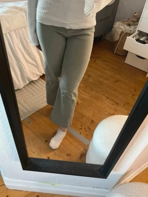 Gröna jeans  - Snygga gröna jeans. Byxorna har medel midja och är tillverkade i ett jeans material som ger en avslappnad look men fina. Perfekta att styla med en stickad tröja eller t-shirt för en trendig vardagsoutfit. Sköna och fina. 