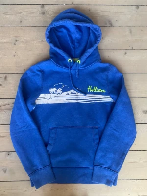Hollister ”surf” hoodie - Säljer denna feta hollister surf Hoodie som sitter perfekt på mig och är väldigt snygg. Ställ gärna frågor och var inte rädd att lägga bud!