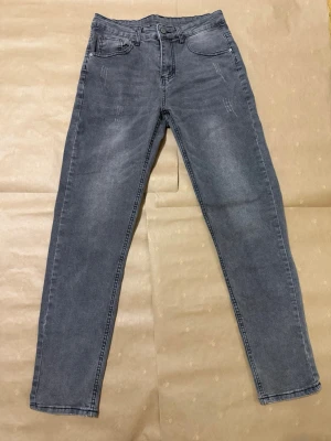 Grå slim fit jeans - Helt nya har aldrig använts. Storlek M