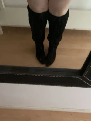 Svarta overknee stövlar med klack - Knappt använda, fina och fräscha. Storlek 41 men passar mig som har 40. Säljer då de inte kommer till användning. 