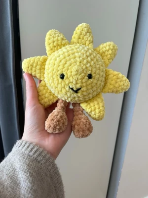Virkad Jellycat - Säljer denna Jellycat i form av en sol som jag har virkat själv. Helt oanvänd och i gott skick💗