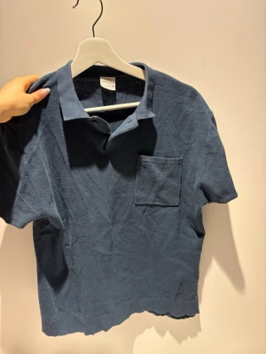 En pike från Zara - En pike T-shirt från Zara, den är i killmodell men jag har använt den :), det är en storlek XS. Den är superfin och mörkblå