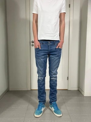 Dondup Jeans - Säljer nu dessa Dondup Jeans med snygga slitningar i populär design, skriv för fler bilder/frågor🙌🏼