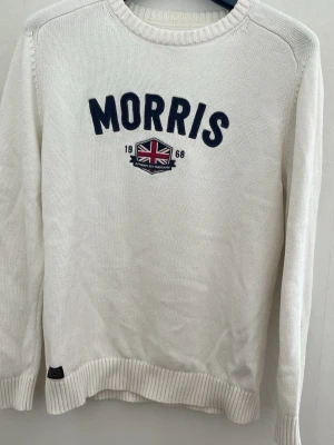 Vit stickad tröja från Morris - Vit stickad tröja. Perfekt för en clean och klassisk stil.