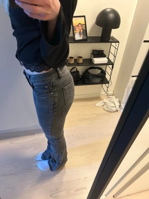 Gråa bootcut jeans - Säljer ett par gråa bootcut jeans. Jeansen har låg midja och är tillverkade i stretchigt denimtyg för skön passform. 