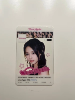 TWICE Once Again fanmeeting photocard - Exklusiv photocard från 2023 TWICE fanmeeting 'Once Again' med motiv av Tzuyu. Kortet har vit bakgrund, rosa text och stjärndetaljer samt bilder på medlemmarna längst upp. Perfekt för samlare av K-pop merch.