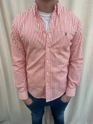 Randig skjorta från Ralph Lauren  - Riktigt snygg skjorta från Ralph Lauren. Strl M, personen på bilden är 184 cm lång. Skicka gärna prisförslag. Kika in profil för mer schyssta plagg 