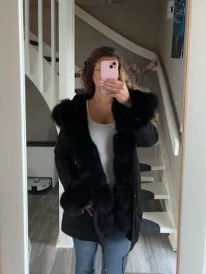 Svart faux fur jacka  - As snygg svart ”faux fur lined parka”. Super skön päls och ganska tung så man känner verkligen kvalitet på jackan. Säljs pågrund av att den inte kommer till användning❤️ jackan har ingen lapp men var köpt för 3-4000kr. Storleken passar mig som har S men skulle även passa M.