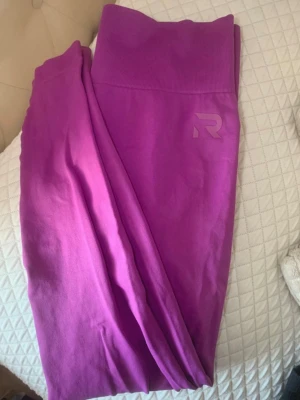 Lila leggings från Relode - Säljer ett par lila leggings från Relode med scrunch-detalj bak. 