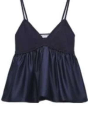 Svart satin body med smala axelband - Snygg svart body i glansigt satinmaterial med smala axelband och v-ringad urringning. Toppen har en lösare passform nedtill och ger en elegant siluett. Perfekt för dig som gillar en stilren och chic look.