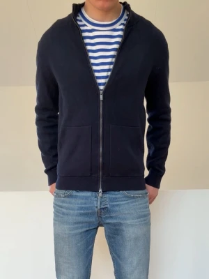 Mörkblå Massimo Dutti Cardigan - Sjukt fet Massimo Dutti fullzip cardigan strl M men sitter som S. Bra skick inga defekter och hör gärna av er vid frågor elr funderingar!!