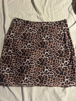 Leopardkjol  - Säljer en snygg kortkjol med leopardmönster. Tight passform som framhäver figuren och mjukt, stretchigt material som sitter riktigt skönt. Perfekt för utekväll, fest eller när du bara vill sticka ut lite extra med ett trendigt djurmönster. Lätt att matcha med både svart topp och boots eller sneakers.(ifrån shein)