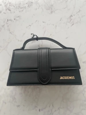 Väska Jacquemus - Jacquemus väska i svarg färg med guld färgade detaljer