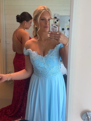 Ljusblå långklänning med spets - Handgjord balklänning från Dressroom Linné – storlek 36 (8) men passar även 38  Säljer min balklänning från Dressroom Linné. Klänningen är handgjord, använd endast en gång och därefter kemtvättad – i mycket fint skick.  Detaljer: 💙 Lång, följsam kjol med släp och slits 💙Blåa stenar vid byste 💙 Uppsydd efter mig – jag är 166 cm lång (hade mycket korta klackar Det är någon sten som ramlat av, men det är något man absolut inte ser eller tänker på Köpt för 4500 Kontakta mig för frågor