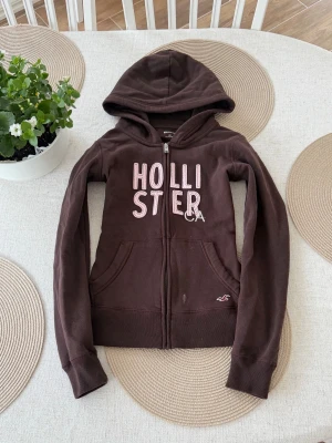 Hollister zip - Storlek XS. Finns 1 liten fläck fram, syns på bild. Skickas inom 24h. Se liknande plagg i min profil! 