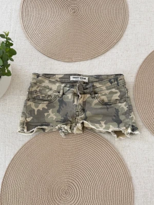 Tally weijl lågmidjade shorts  - Storlek 32 ~ XXS. Rakt över midjemått: 30/31 cm (stretch finns). Skickas inom 24h. Se liknande plagg i min profil! 