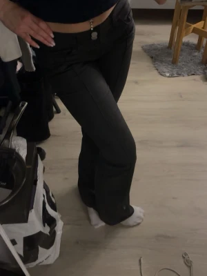 Svarta bootcut jeans med låg midja - Säljer ett par svarta jeans med bootcut-modell och låg midja. Från Nelly i storlek S