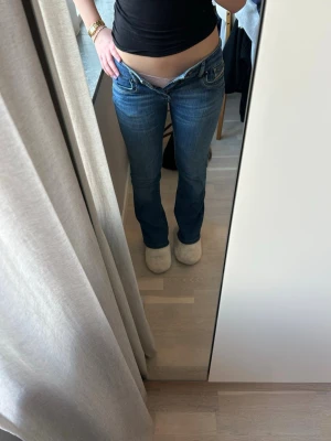 Diesel jeans - Säljer ett par skit snygga lågmidjade diesel jeans som tyvärr är för små för mig💕skriv om ni har några frågor!🩷
