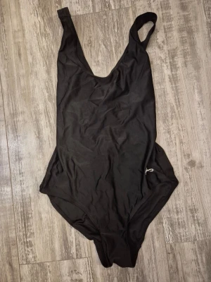 Svart baddräkt med korsade band - Svart baddräkt från LIVV.