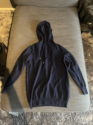 Kashmir hoodie vernando - Marinblå Kashmirhoodie från Vernando i storlek S. Skick 8/10. Priset kan diskuteras vid en snabb affär