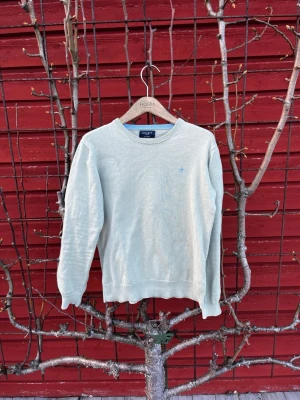 Hackett tröja  - En stilren Hackett tröja i fin ljus grön färg. Tröjan är i bra skick och har storlek 13-14 years. Priset ej hugget i sten. Hör av er vid frågor eller funderingar! 