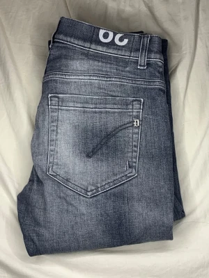 Gråa dondup george jeans w29 - Dondup George jeans i snygg grå tvätt.  Storlek: W29 Slim fit modell med stretch.  Passar ungefär personer runt 160–170 cm beroende på hur man vill att de sitter.  Bra skick och en väldigt clean färg som passar till många outfits.  Skriv gärna om du vill ha fler bilder eller mått eller annat.