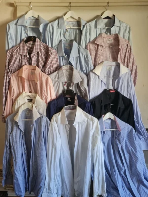 15 Eton Stilrena skjortor från J.Lindeberg - Flera skjortor från J.Lindeberg i olika färger och mönster, bland annat svart, vit, blå, randig och rutig. Klassisk krage och knappar framtill. Perfekta för dig som vill ha en clean och snygg look. Materialet är bomull för skön känsla. Alla samma storlek har blivit så fet så kan ej ha dom 