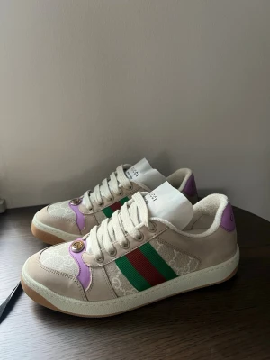 Gucci sneakers  - Säljer äkta Gucci sneakers, modellen heter screener. Storlek 35 men är stora så passar mer 36eu. Helt nya! Kommer med box, dustbag och kvitto finns! Inte lönt att pruta.